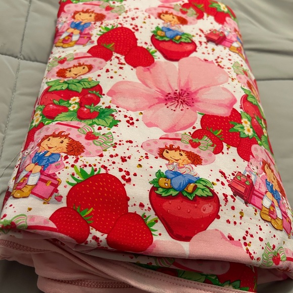 Strawberry Shortcake Bamboo Blanket - Picture 2 of 5